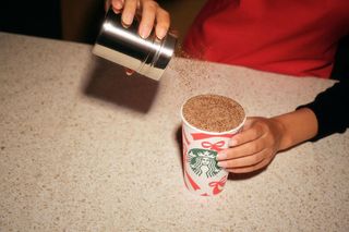 Starbucks wprowadza świąteczny nastrój z nową ofertą!