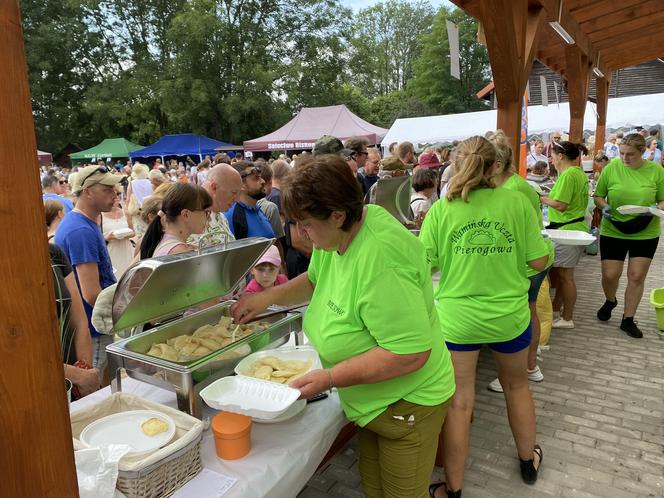 Gigantyczne kolejki po pierogi w Biesowie. Przygotowano ich ponad 50 tysięcy. Zobacz zdjęcia!