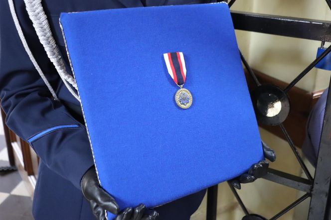 Pogrzeb policjanta, który zmarł po interwencji. Polska Policja pożegnała asp. sztab. Bogdana Orzeszka