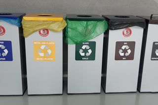 Emeryci nie muszą płacić za wywóz śmieci. Co muszą zrobić?