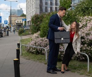 Na Wspólnej odc. 4063. Darek Żbik (Michał Mikołajczak), prawniczka Kalina (Katarzyna Gałązka)