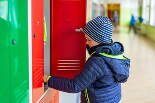„Dzieci ze wsi nie powinny chodzić do szkoły w mieście”. Burmistrz przeprasza za słowa o tym, że są gorzej ubrane