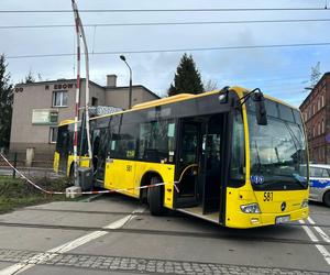 Katowice: autobus ZTM uszkodził szlaban kolejowy. Kierowca nie wyrobił na zakręcie