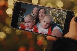 M jak miłość odcinek specjalny Wigilia. Krysia Filarska (Hanna Mikuć), Emilka (Julia Kempka), Zuzia (Marcelina Kempka), Lenka (Olga Cybińska)