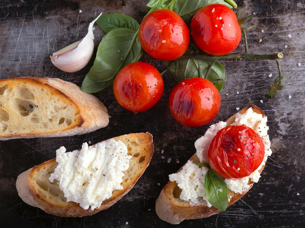 Grillowane pomidory z fetą i bazylią