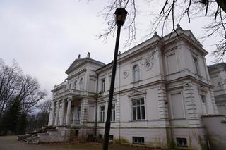 To pałac z XIX wieku. Dzisiaj niszczeje opuszczony na obrzeżach Białegostoku