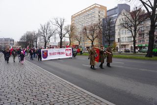 Tysiące osób na Marszu Niepodległości. Szczecin zalały biało-czerwone flagi