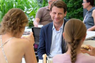 M jak miłość odc. 1830. Natalka (Dominika Suchecka), Adam Karski (Patryk Szwichtenberg), Hania (Wiktoria Basik)