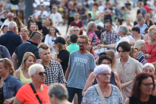 Potańcówka pod Teatrem Śląskim w Katowicach. Tłumy wręcz oszalały ZDJĘCIA