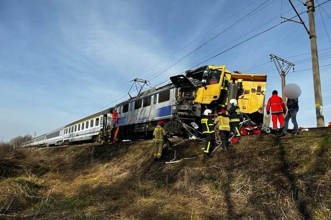 Ciężarówka zderzyła się z pociągiem do Bielska-Białej. Pięć osób poszkodowanych