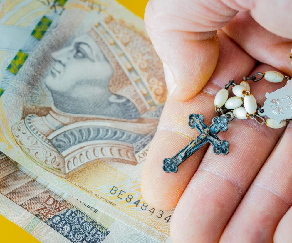 Ksiądz pieniądze różaniec wiara kościół - zdjęcie ilustracyjne 