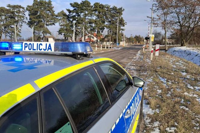 Sekundy od tragedii na przejeździe kolejowym. Zepsute auto zatrzymało się na torach