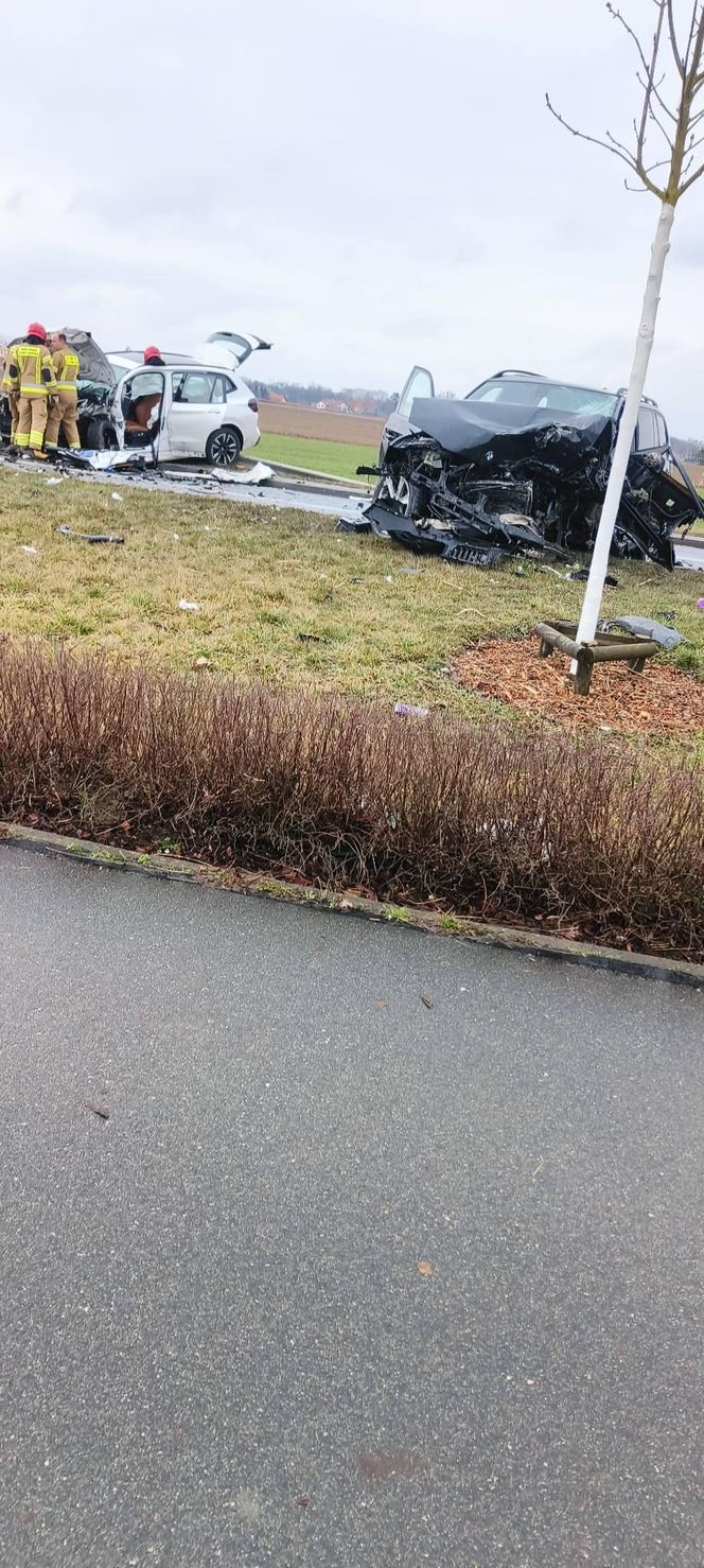 Czołowe zderzenie dwóch aut na obwodnicy Leśnicy we Wrocławiu. Na miejscu śmigłowiec LPR