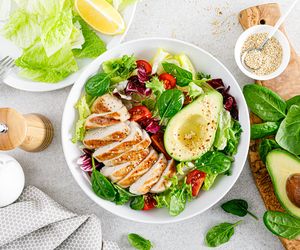 Zapomnij o jajecznicy, uważaj na przyprawy. Najważniejsze zasady diety na ból żołądka, zgagę, nudności i biegunkę