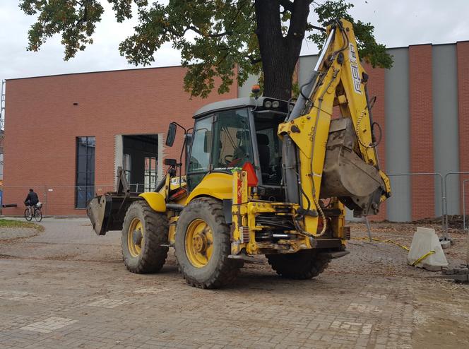 Czy zdążą? Do końca tygodnia zakończyć ma się przebudowa odcinka Dąbrowskiego w Lesznie