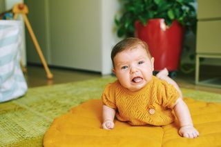 Duże niemowlę to „leniuszek”? Fizjoterapeutka rozprawia się z popularnym mitem