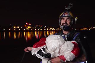 Ludzie-perseidy z Red Bull Skydive Team przelecieli nad Warszawą