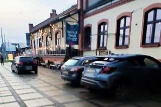 Dzikie parkowanie przed szczecińskim dworcem