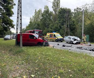 Dwa roztrzaskane auta na Bielanach