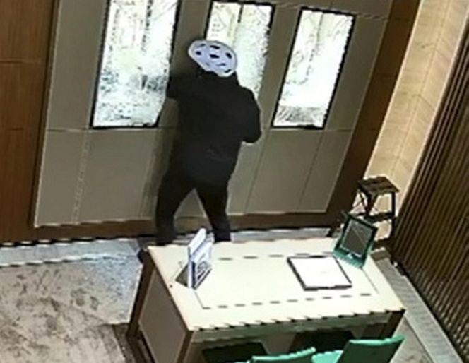 W 1,5 minuty zrabowali zegarki warte 2 miliony. Nagranie z zuchwałego skoku na jubilera w Galerii Mokotów