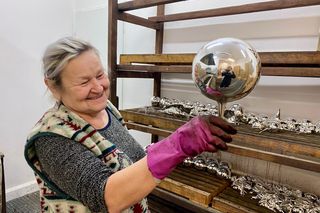 Jak powstają bombki? Zwiedzamy fabryki bombek w Gnieźnie