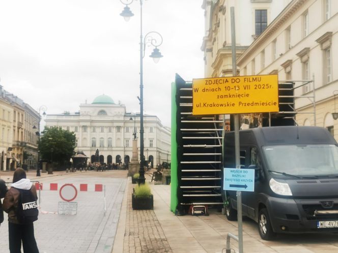 Co się dzieje na Krakowskim Przedmieściu w Warszawie? Rosyjskie napisy na ulicach