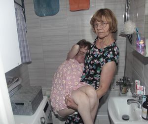 Od 31 lat dźwiga niepełnosprawną córeczkę. Kręgosłup mamy nie wytrzymał. Potrzebna pomoc