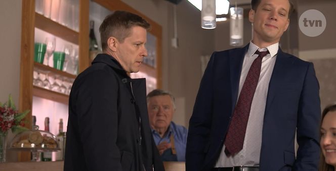 Na Wspólnej na planie: Robert Tadeusiak (Dariusz Wnuk), Aneta Siwek (Dorota Krempa), Darek Żbik (Michał Mikołajczak), Włodek (Mieczysław Hryniewicz)