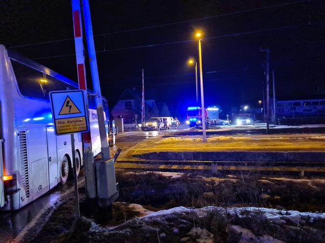 Autokar z dziećmi utknął na przejeździe kolejowym! Podróżni przeżyli koszmar