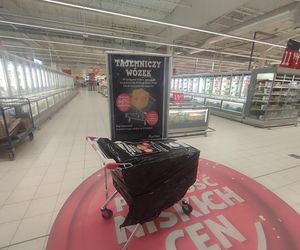   Tajemnicze wózki w całej Polsce. Popularna akcja wraca do Auchan na Black Friday