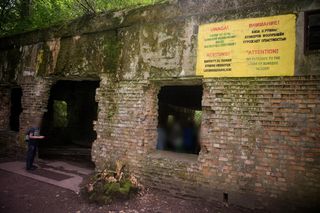 Tego się nikt nie spodziewał! Prokurator w Wilczym Szańcu na Mazurach. Fundacja mówi o wstrząsajacym odkryciu