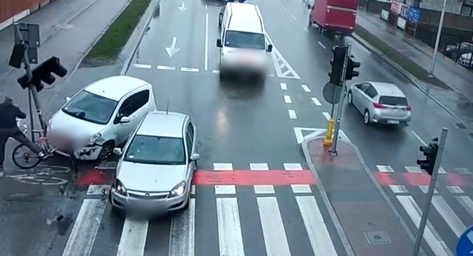 Auto jechało wprost na rowerzystę. Uratował go sygnalizator [WIDEO]