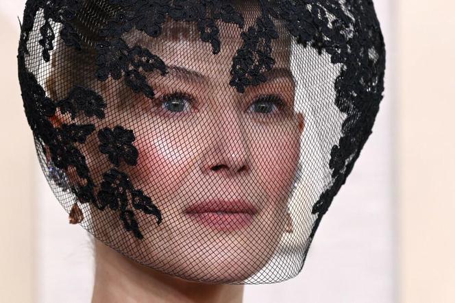 Nakrycie głowy Rosamund Pike wzbudziła sensację