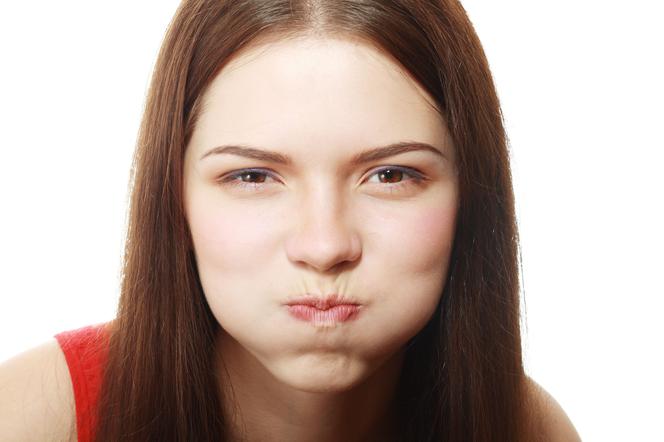 Opuchnięta twarz: 12 domowych sposobów na pozbycie się opuchlizny