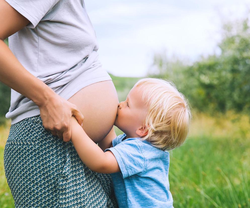 Mama w ciąży z dzieckiem