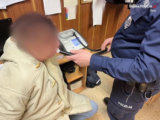 Szok! Wjechała w autobus i szarpała się z policjantami. Przyczyna może szokować.