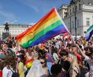 „Czas na równość jest teraz”. Ulicami Warszawy przeszła Parada Równości [GALERIA]