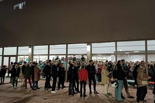 Donald Tusk odwiedził mieszkańców Jagodna. Ponad połowa odbiła się od drzwi