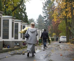 Zbliża się Dzień Wszystkich Świętych. Jak wyglądają przygotowania na najstarszym cmentarzu w Lublinie?