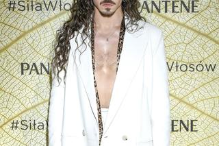 Michał Szpak z gołą klatą