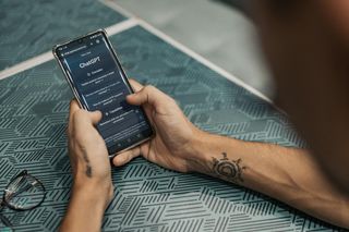 O czym rozmawiamy ze sztuczną inteligencją? Sprawy prywatne ważniejsze niż praca [RAPORT] 