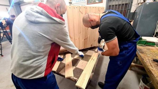 Areszt Śledczy w Białymstoku. Więźniowie remontują psie budy dla schroniska [ZDJĘCIA]