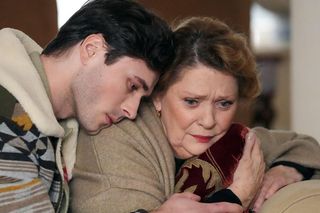 Barwy szczęścia, odcinek 3200: Cezary zaopiekuje się Józefiną po ucieczce Andrzeja! Okradziona Rawiczowa kompletnie się załamie – ZDJĘCIA