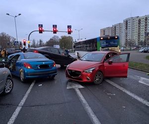 Karambol w Szczecinie! Zderzenie kilku pojazdów blokuje jedną z ulic