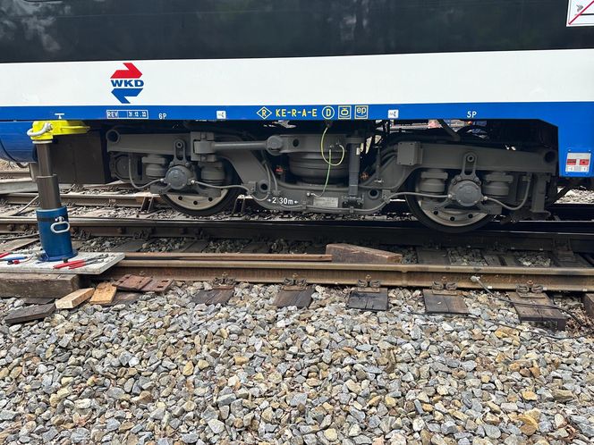 Paraliż komunikacyjny! Pociąg WKD wykoleił się w Grodzisku Mazowieckim