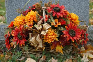 Dekoracja na grób na Wszystkich Świętych: jak zrobić wiązankę ze sztucznych kwiatów