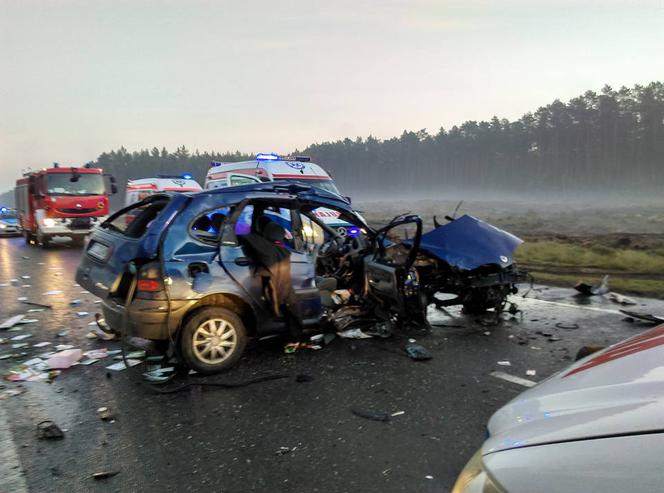 Czołowe zderzenie dwóch aut pod Bydgoszczą. Cztery osoby są ranne