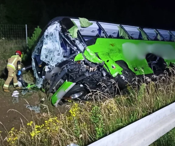 Ciężarówka zderzyła się z autobusem na S7! Są ranni