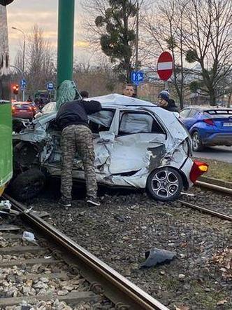Poważny wypadek na Zamenhofa w Poznaniu. Tramwaj zderzył się z samochodem osobowym