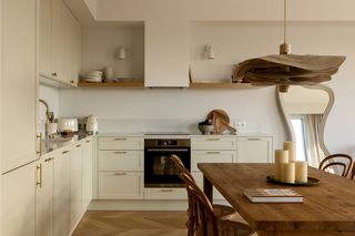 Wygodny dom na warszawskiej Pradze. Urządzono go w naturalnej kolorystyce